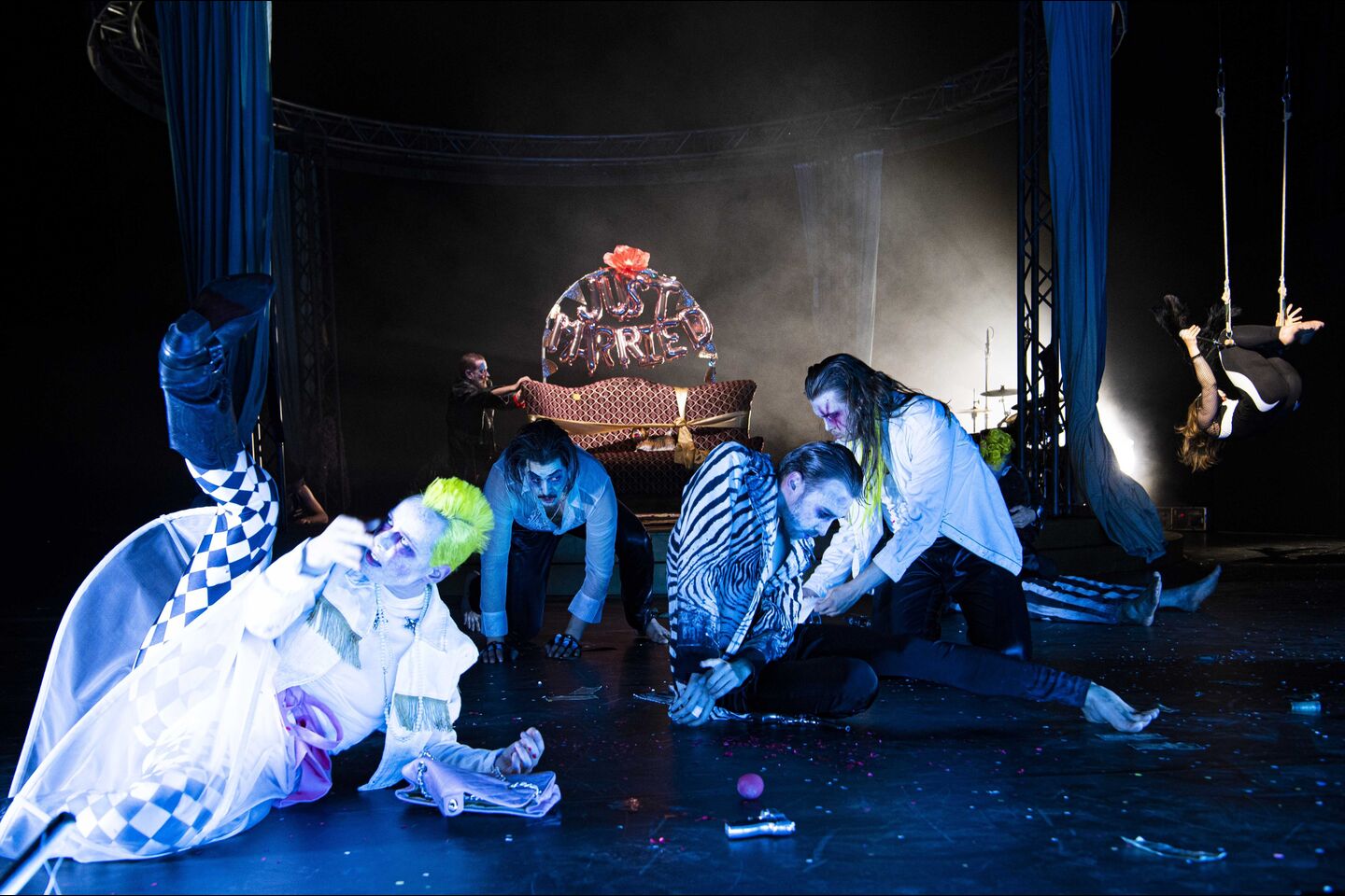 Staatstheater Cottbus
TWO PENNY OPERA
Rock-Zirkus nach der Musik von den Tiger Lillies
Szenenfoto mit (v.l.n.r.): Sophie Bock, Markus Paul, Torben Appel, Johannes Scheidweiler und Berit Jentzsch
(Foto: Marlies Kross)