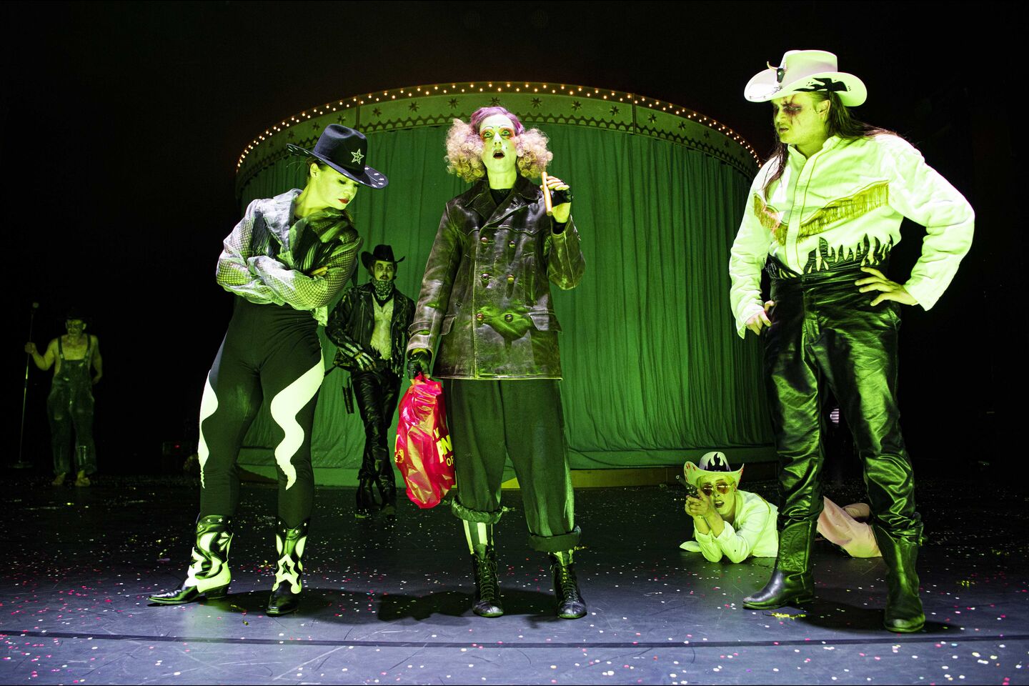 Staatstheater Cottbus
TWO PENNY OPERA
Rock-Zirkus nach der Musik von den Tiger Lillies
Szenenfoto mit: (im Vordergrund v.l.n.r.) Berit Jentzsch, Charlotte Müller, Johannes Scheidweiler; (im Hintergrund v.l.n.r.) Kai Börner, Markus Paul und Sophie Bock
(Foto: Marlies Kross)