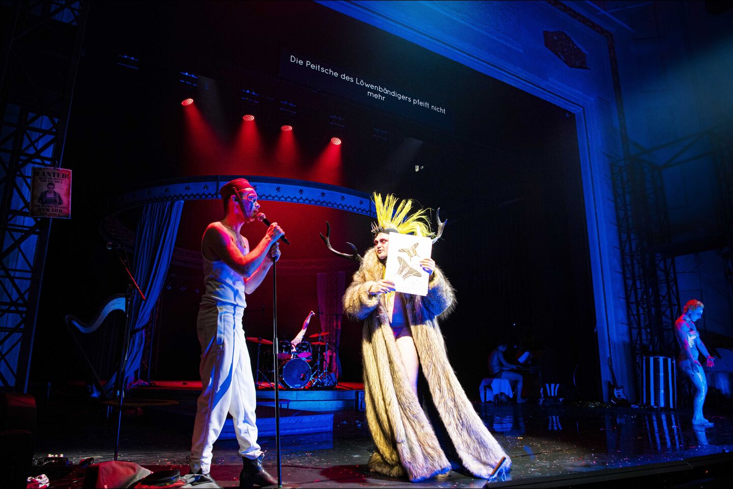 Staatstheater Cottbus
TWO PENNY OPERA
Rock-Zirkus nach der Musik von den Tiger Lillies
Szenenfoto mit (Bildmitte v.l.n.r.): Miles Perkin und Johannes Scheidweiler  
(Foto: Marlies Kross)