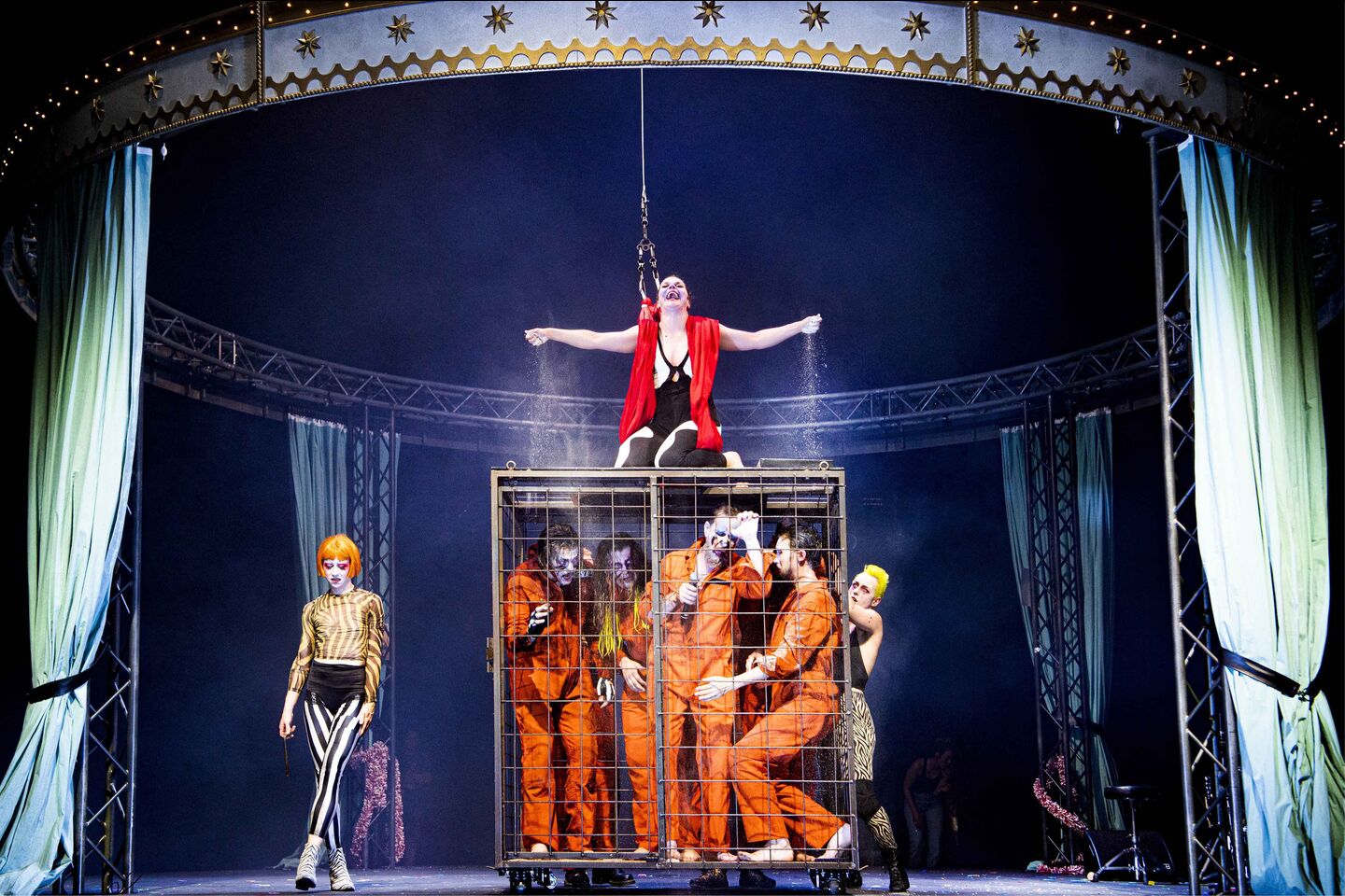 Staatstheater Cottbus
TWO PENNY OPERA
Rock-Zirkus nach der Musik von den Tiger Lillies
Szenenfoto
(Foto: Marlies Kross)