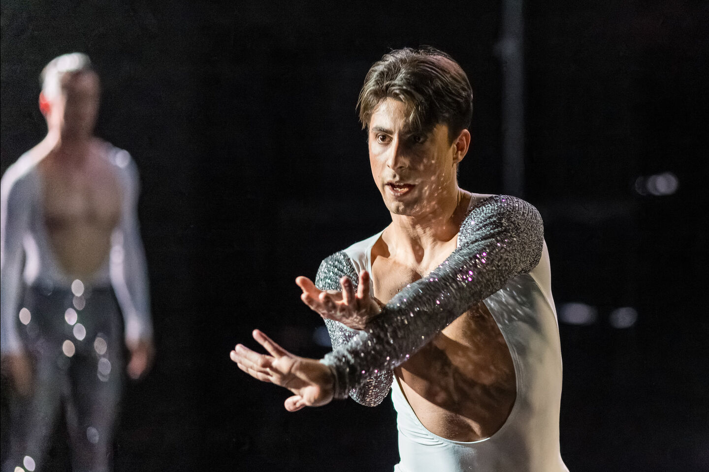 Der Tänzer Alessandro Giachetti tanzt bei einer Fotoprobe in der Kammerbühne des Staatstheaters Cottbus. Die Uraufführung des Ballettabends von James Sutherland über Freddy Mercury hat am 6.5.2023 Premiere. Das Libretto schufen James Sutherland und Eva Wagner, die Musik kommt von Davidson Jaconello, Queen und Arvo Pärt, Bühne und Kostüme verantwortet Claus Stump.