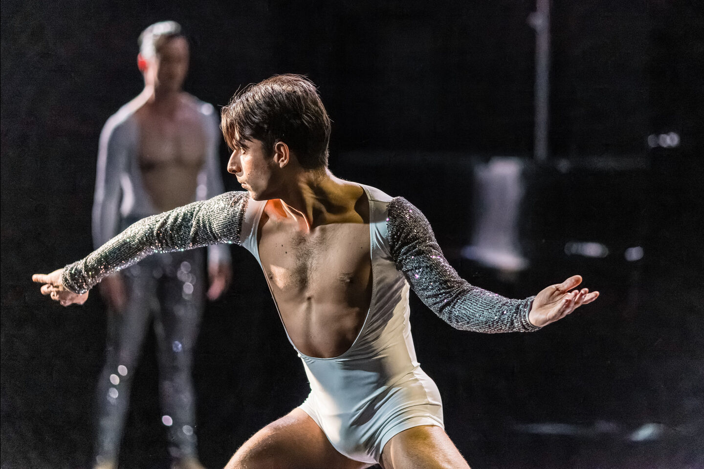 Der Tänzer Alessandro Giachetti tanzt bei einer Fotoprobe in der Kammerbühne des Staatstheaters Cottbus. Die Uraufführung des Ballettabends von James Sutherland über Freddy Mercury hat am 6.5.2023 Premiere. Das Libretto schufen James Sutherland und Eva Wagner, die Musik kommt von Davidson Jaconello, Queen und Arvo Pärt, Bühne und Kostüme verantwortet Claus Stump.