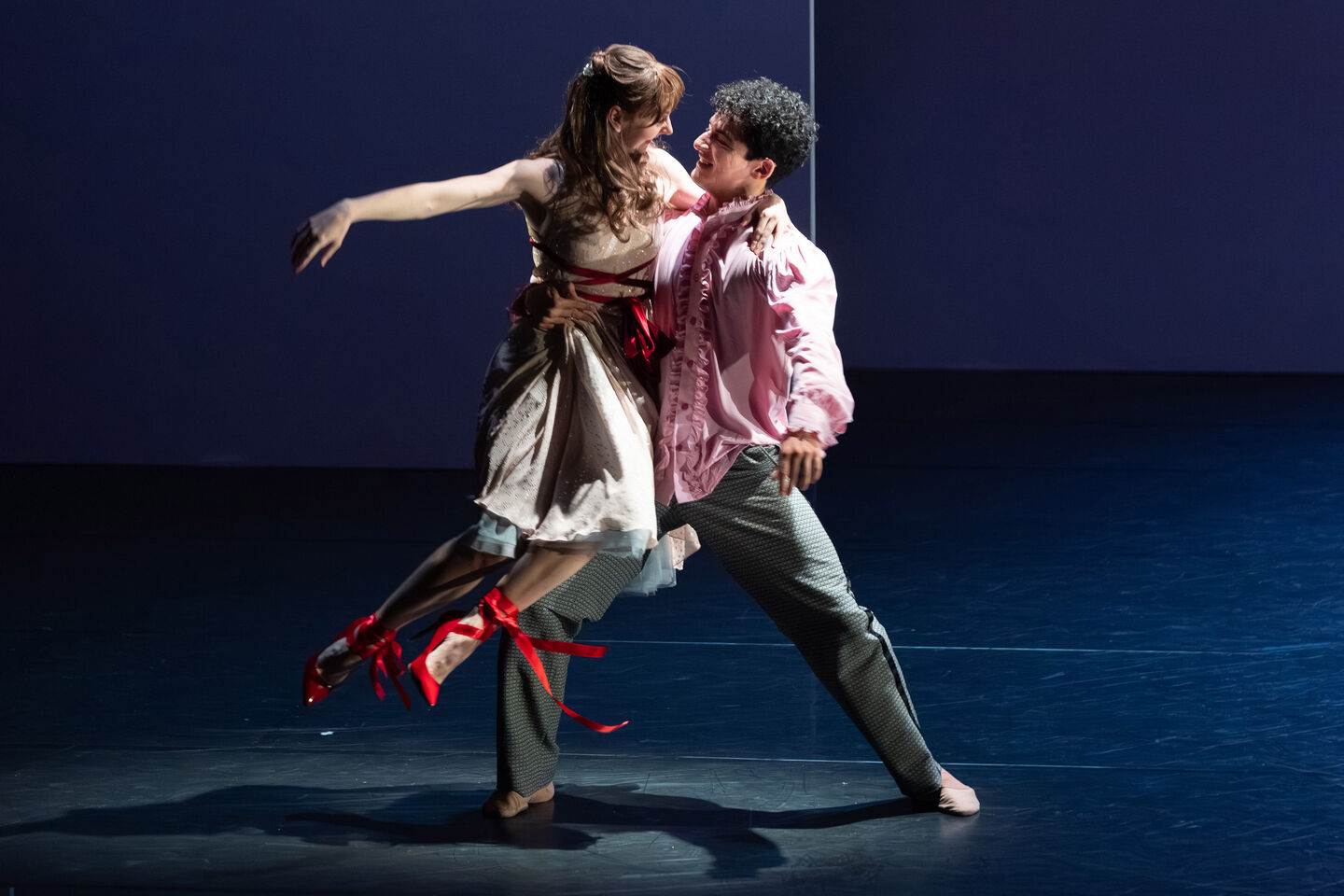 Staatstheater Cottbus
ASCHENBRÖDEL 
(Cinderella)
Ballett in 3 Akten (7 Bilder) von Serge Prokofieff und Nikolai Wolkow, op. 87
Choreografie von Xenia Wiest
Choreografische Uraufführung
Szenenfoto mit Kate Farley (Aschenbrödel) und Jorge Concepción Leal (George, der junge Mann)
Foto: © Bernd Schönberger