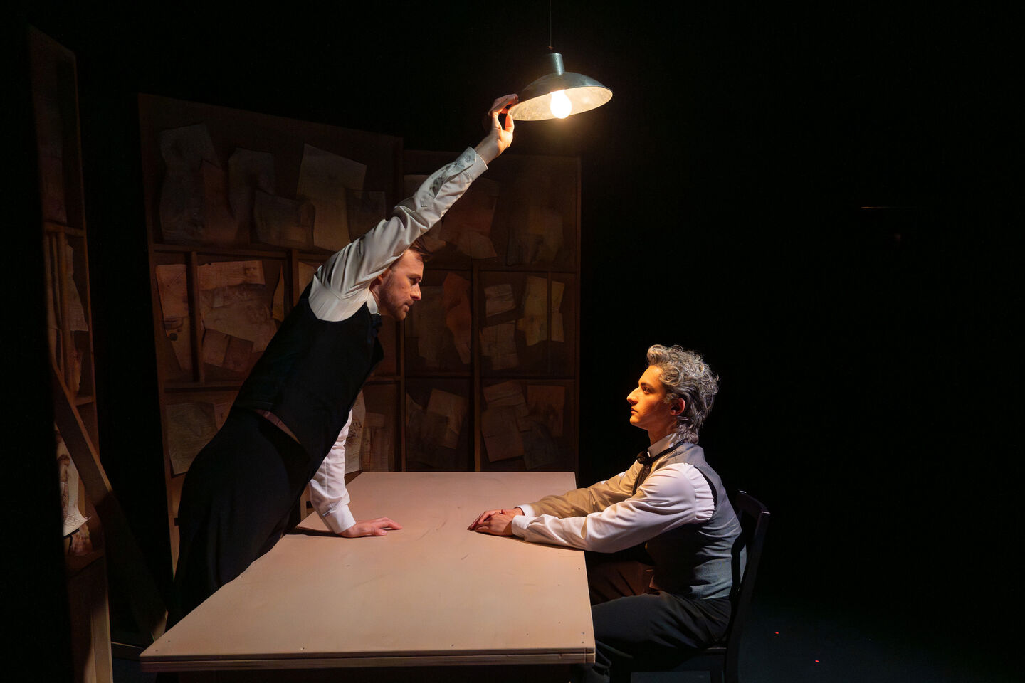 DA VINCI
Choreografie von Lucas Valente (UA)
Szenenfoto mit (v.l.n.r.): Leigh Alderson, Jorge Concepción Leal (Leonardo da Vinci)
Foto: Bernd Schönberger