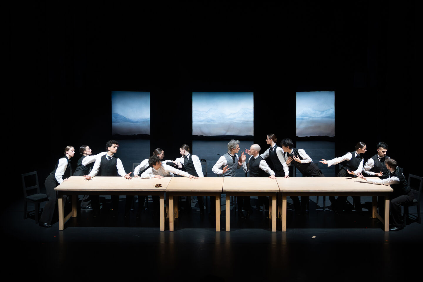 DA VINCI
Choreografie von Lucas Valente (UA)
Szenenfoto mit: Ballettensemble und (Bildmitte) Tibor Perthel (Leonardo da Vinci)
Foto: Bernd Schönberger